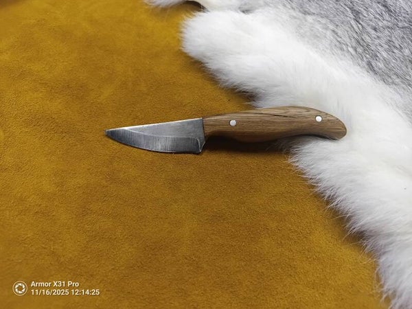 Neckless knife with belt sheath