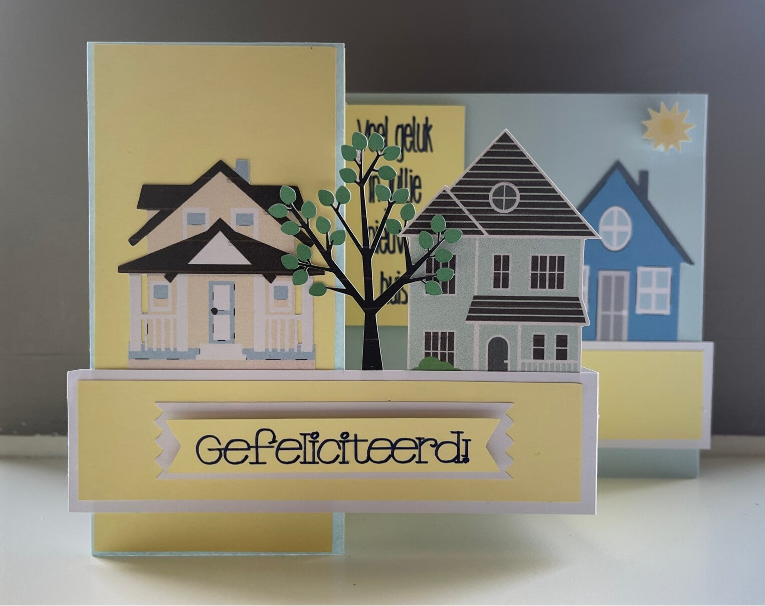 Verhuiskaart met draaiend zonnetje