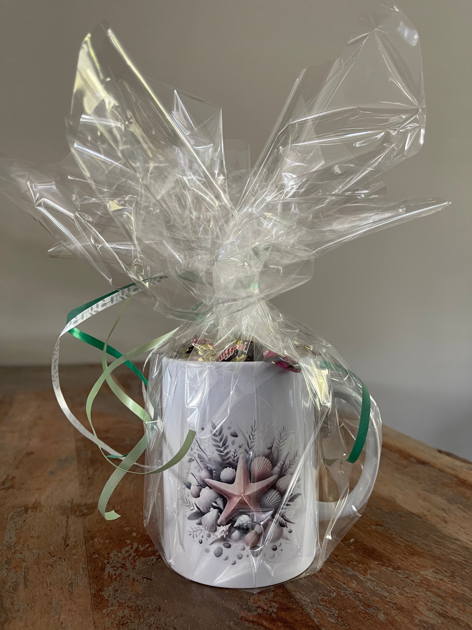 Grote bekers met print, gevuld met heerlijke luxe caramelsnoepjes