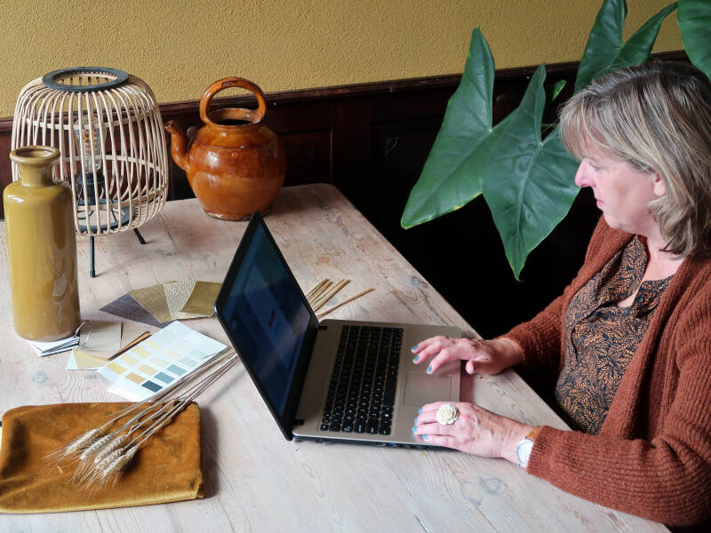 Stylist Ellen aan het werk met het maken van een moodboard in de vorm van een flat-lay. Ellen is een professionele stylist werkzaam vanuit Velp Gelderland. Voor zowel particulieren als makelaars is zij beschikbaar voor stylingtips, kleuradvies en home mak