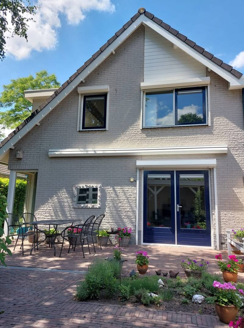 Het houtwerk van dit huis in Duiven is geschuurd, aangevuld, gegrond en afgelakt. Ook de boegboorden zijn meegenomen.