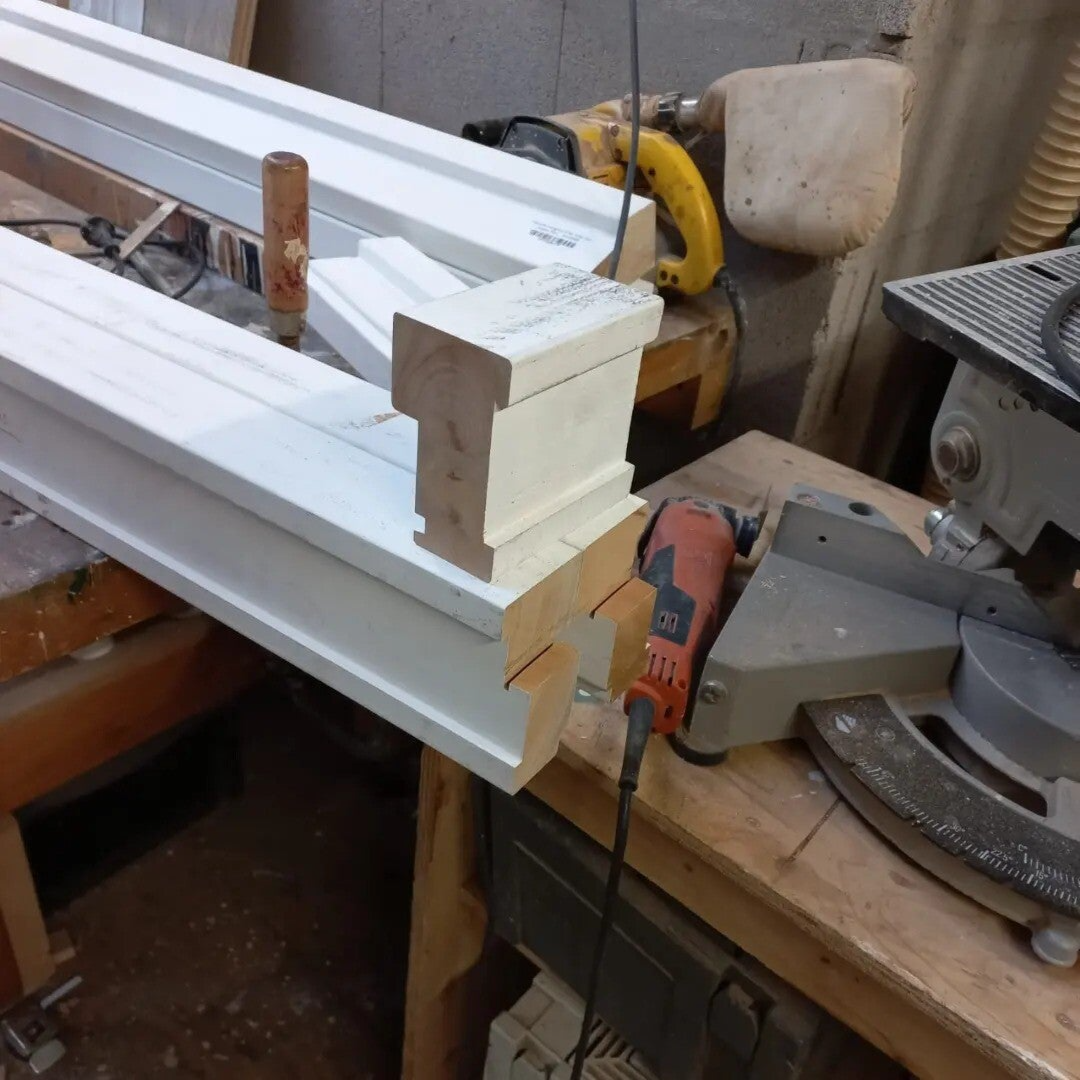 Afbeelding van de werkplaats van Klus in Stijl waar een kozijn geheel op maat wordt gemaakt om een jaren 30 woning te renoveren.