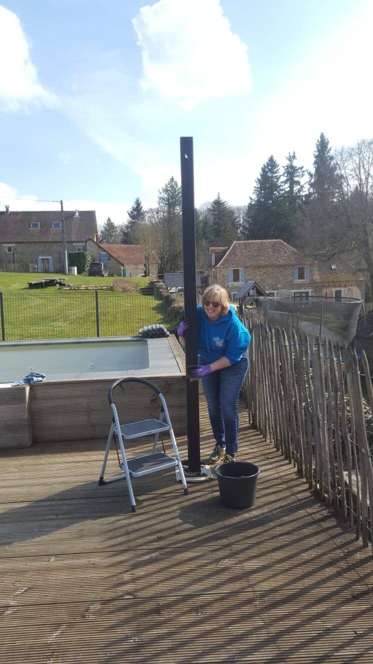 Ellen aan het werk bij de palen op het terras van dit Franse vakantiehuis.
