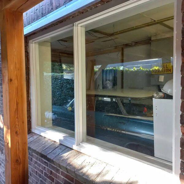 Nieuwe hardhouten kozijnen en glas gemaakt en geplaatst door aannemer KlusinStijl uit Velp Gelderland.