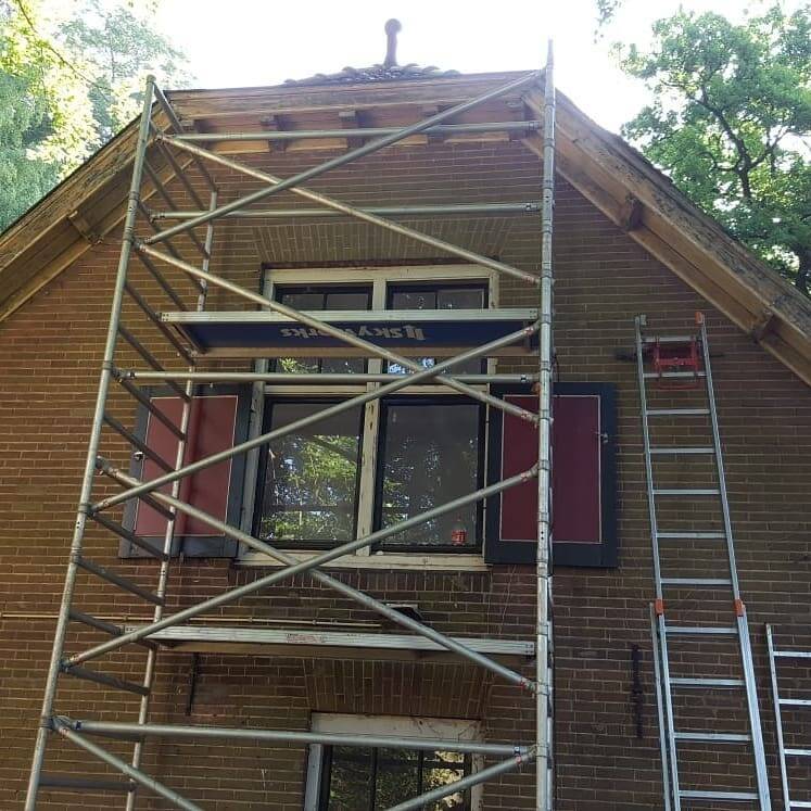 Steigers voor een jaren 30 woning te restaureren. Het houtwerk is hersteld en de al het houtwerk is gesschilderd zodat deze woning in de verkoop kan.