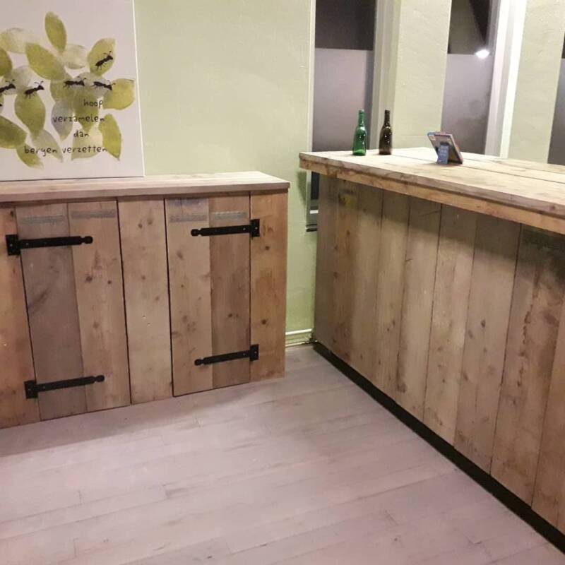 Aannemer Klus in Stijl bouwde deze mooie keuken van steigerhout voor een kerk in Duiven Gelderland.