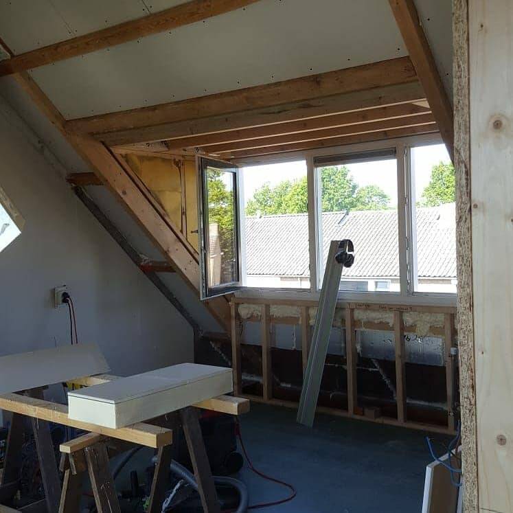 Duurzaam isoleren van een zolderkamer. Nieuwe ramen, isolatie en complete afwerking van een zolderkamer.