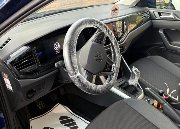 alt="Opgeruimd en schoon autointerieur na reiniging"
