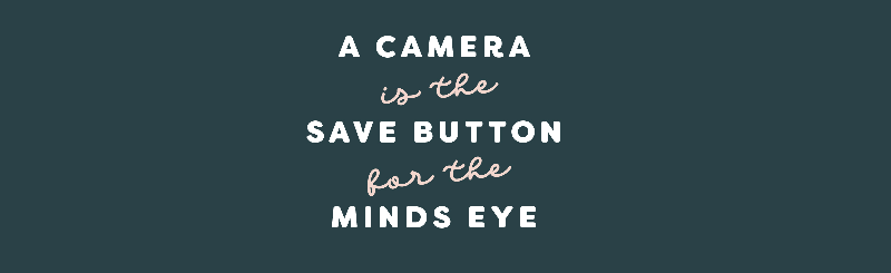 Quote 'A camera is the save button for the minds eye', met daaromheen bewegende symbooltjes, ster, zon, maan, hartje en planeetje in de huisstijlkleuren lichtroze, mintgroen, saliegroen en pinetree green.