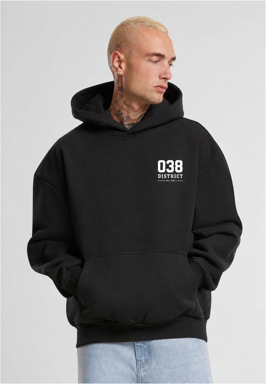 038 DISTRICT — Ultra Heavy Hoodie | Zwart