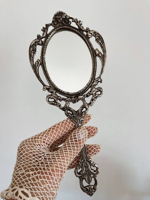 Miroir à main en métal argenté – charme rococo