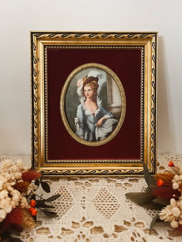Cadre ancien doré et noir, velours rouge et portrait de jeune fille rousse