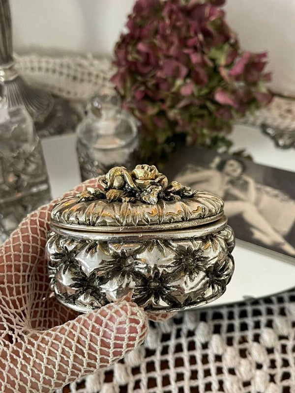Petite boîte à bijoux argentée avec motif floral