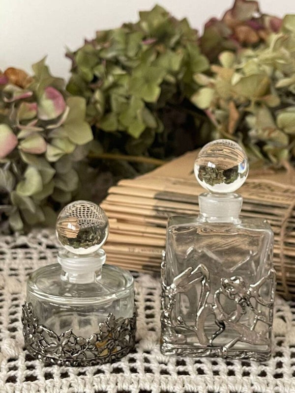 Paire de flacons en verre, "style" Art Nouveau (années 1960)