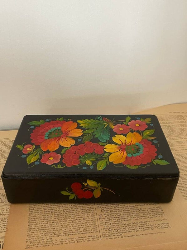 Boîte en bois peinte – Motifs floraux inspirés de l’époque soviétique
