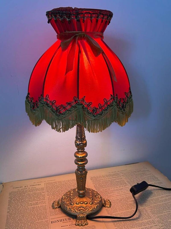 Lampe de chevet au pied en laiton et abat-jour rouge à frange