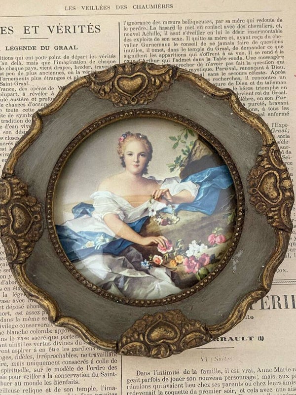 Portrait bohème sous verre bombé – cadre rond baroque