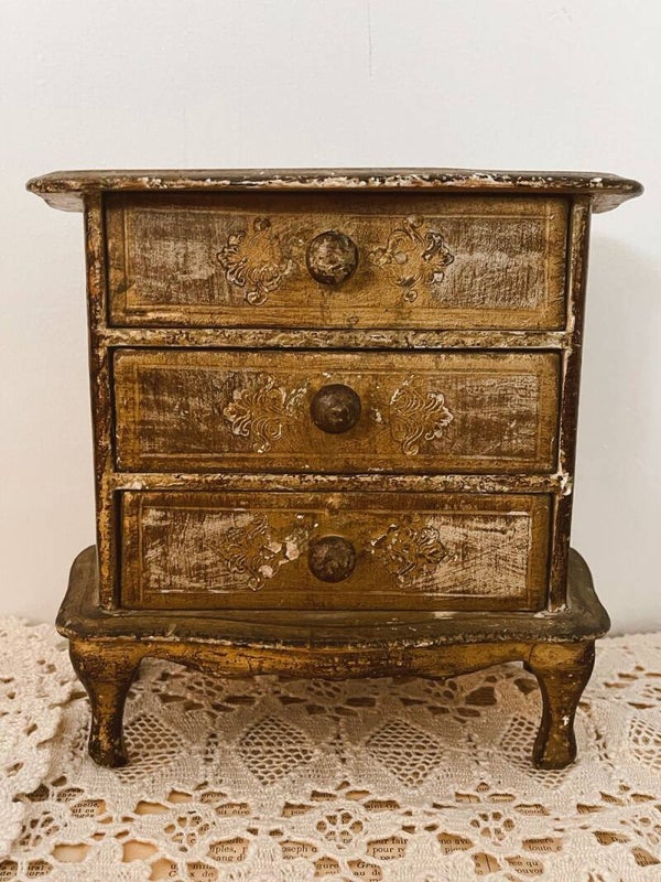 Petite commode à poser – Style vénitien au charme patiné