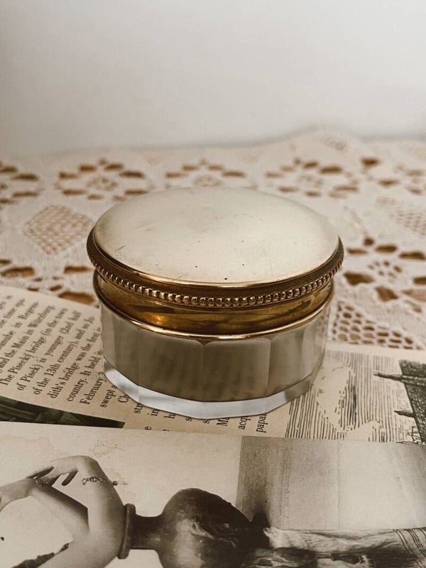 Petit pot en verre – Élégance cuivrée et détail soigné