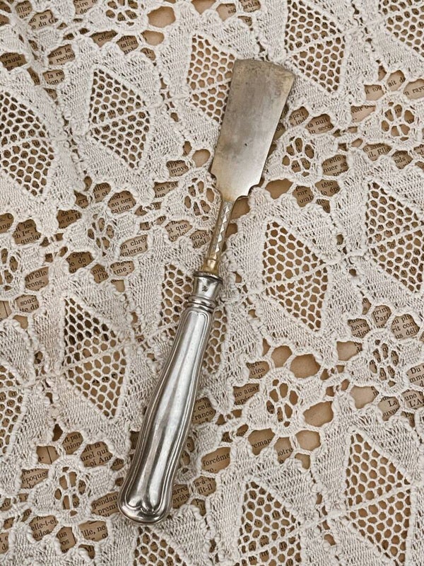 Petite spatule ancienne – Métal argenté et tons cuivrés