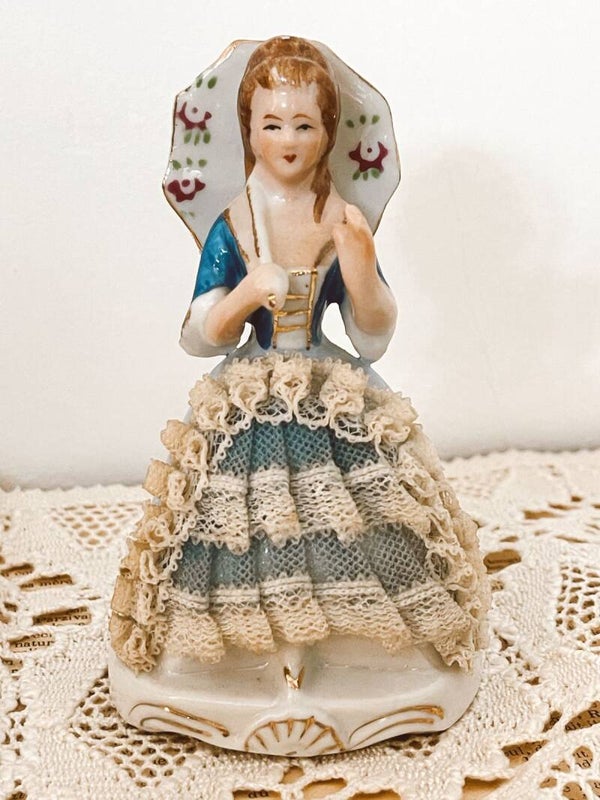 Petite figurine de femme en porcelaine – robe en tissu et ombrelle