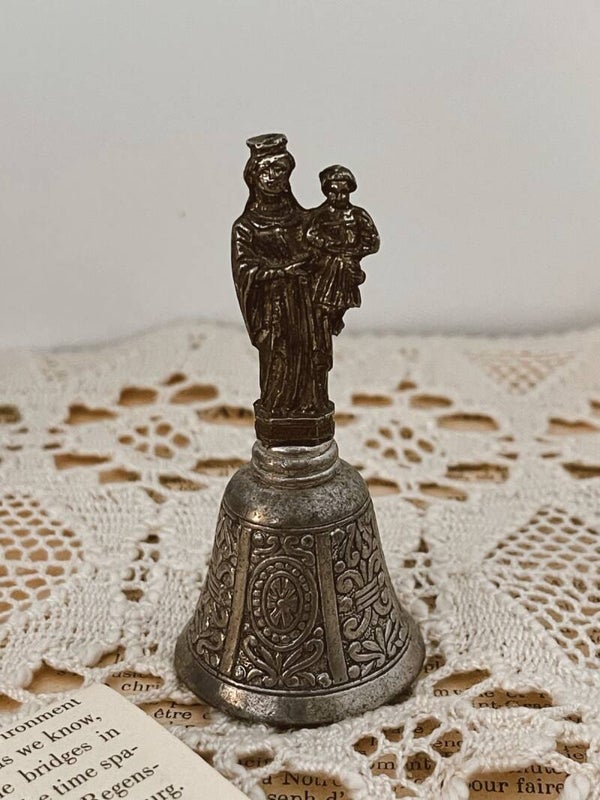 Petite cloche ornée – Femme médiévale portant un enfant