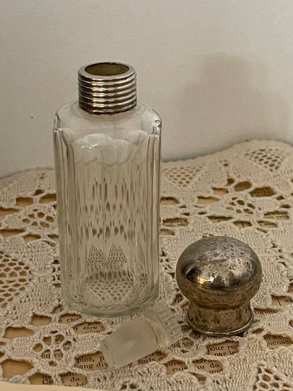 Petit flacon en verre – Élégance argentée