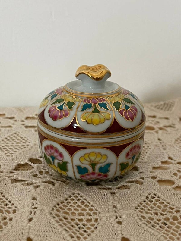 Boîte en porcelaine rouge bordeaux à motifs floraux géométriques
