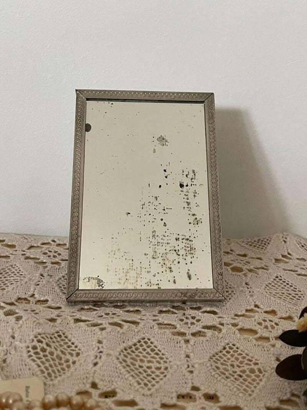 Petit miroir à poser en métal argenté – charme suranné de manoir