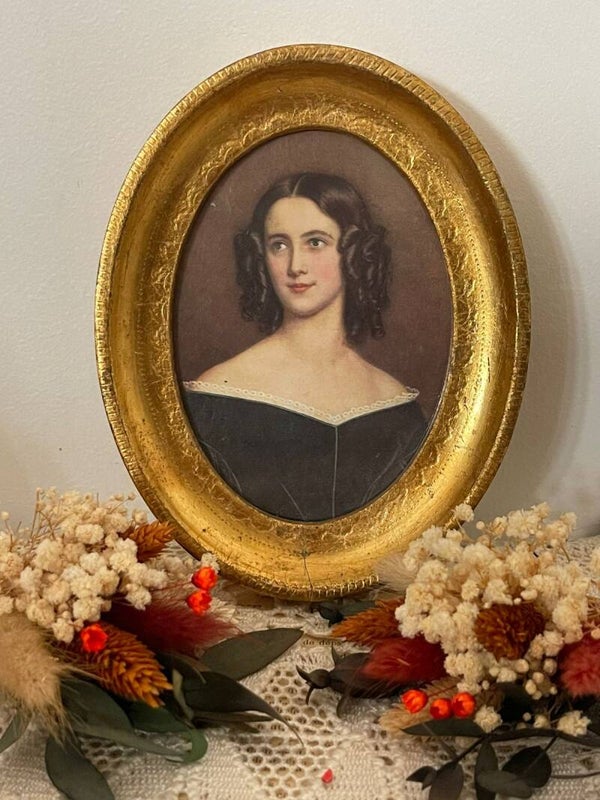 Petit cadre ancien en bois, portrait d’une jeune fille