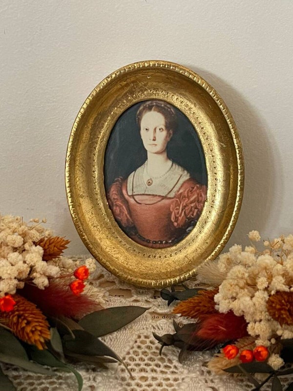 Petit cadre ancien ovale en bois, portrait clair-obscur