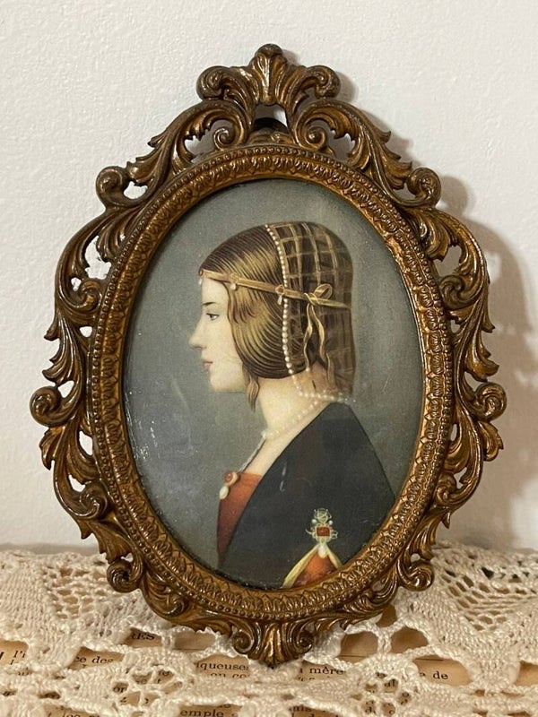 Petit cadre baroque en métal doré, portrait de profil
