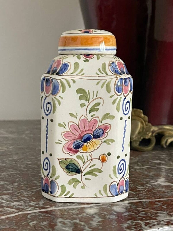 Petite boîte en porcelaine peinte à la main – motif floral bohème