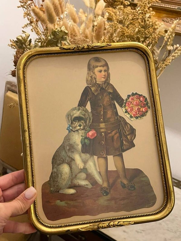 Cadre ancien au collage romantique – bouquet, jeune fille et chien