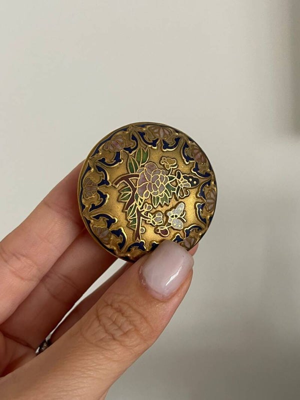 Petite boîte ronde dorée au décor floral romantique