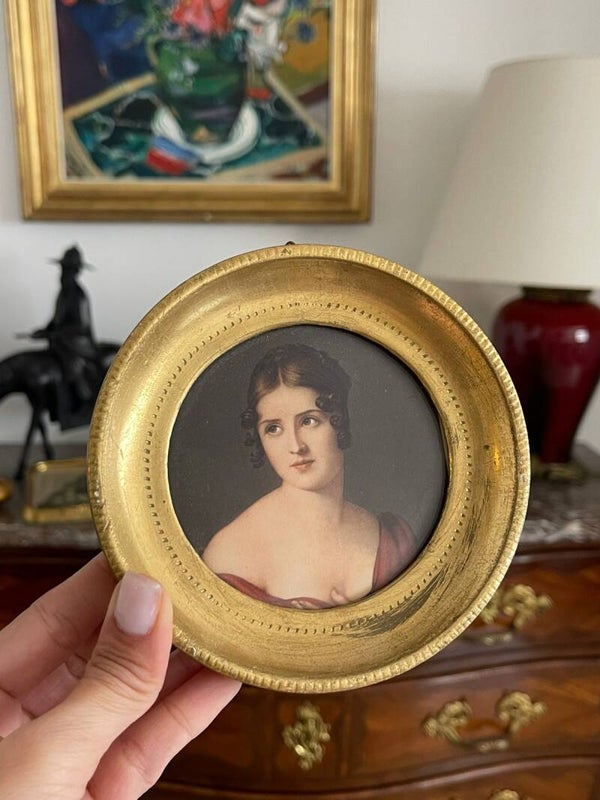 Petit cadre rond doré avec portrait romantique de femme bourgeoise