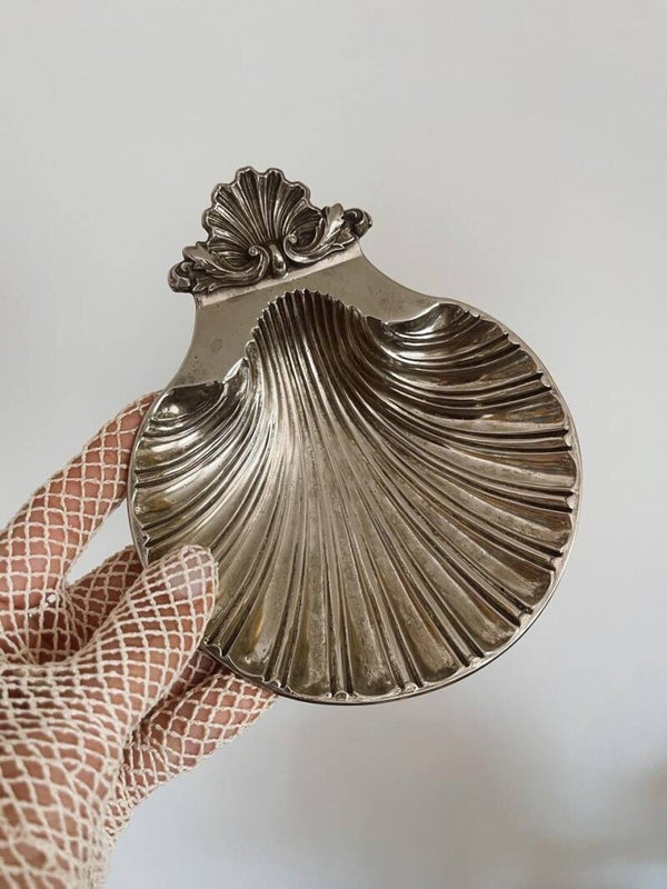 Petit vide-poche en métal argenté – Coquille baroque