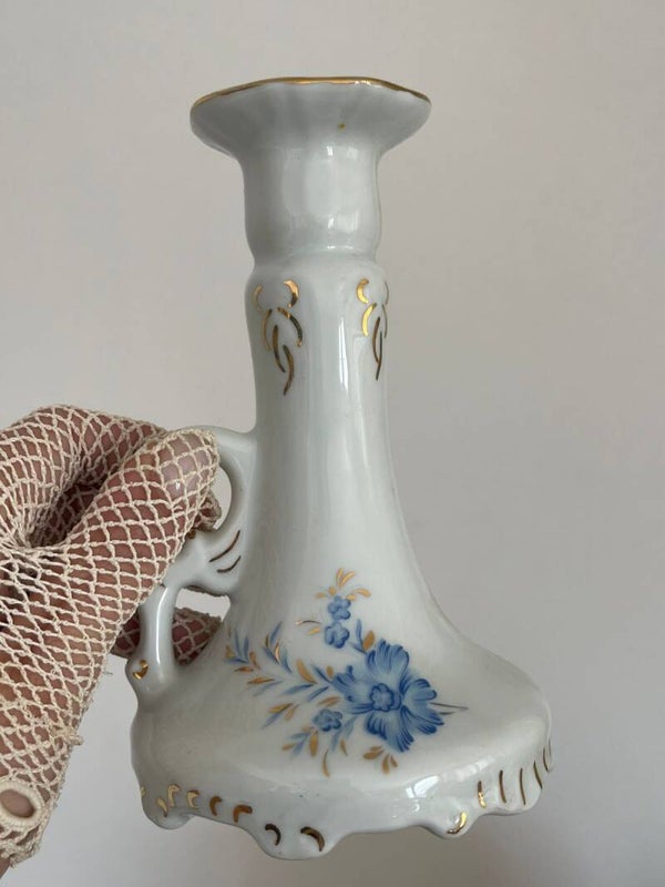 Bougeoir en porcelaine décoré de fleurs bleues et dorures