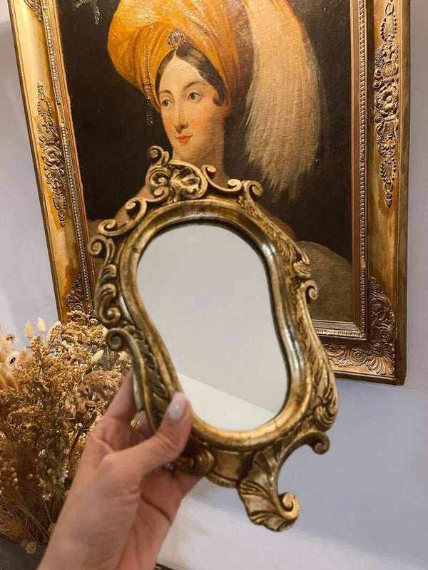 Miroir baroque en bois doré – Courbes généreuses et charme ancien
