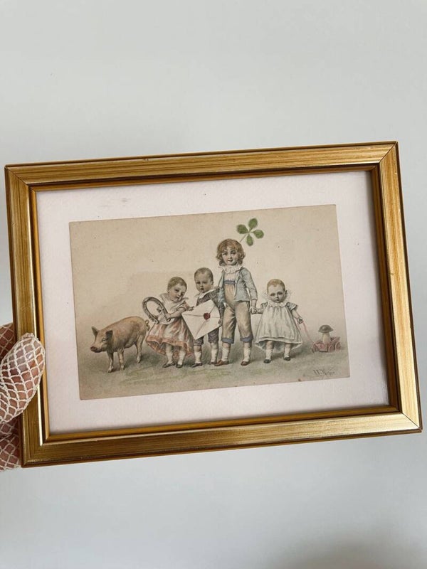 Cadre paysage doré en bois avec carte postale ancienne – Un tendre instant d’enfance