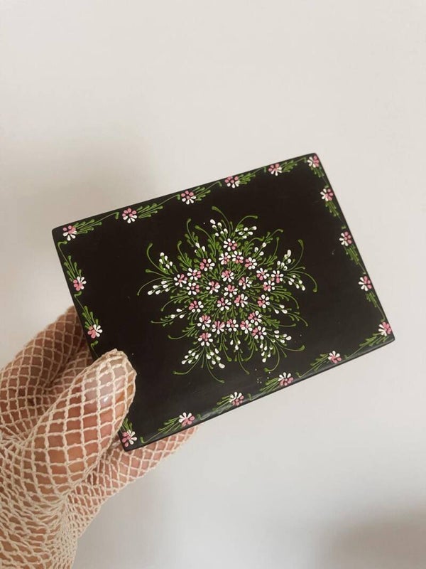 Petite boîte en bois noire – Peinte à la main, bouquet en panaché
