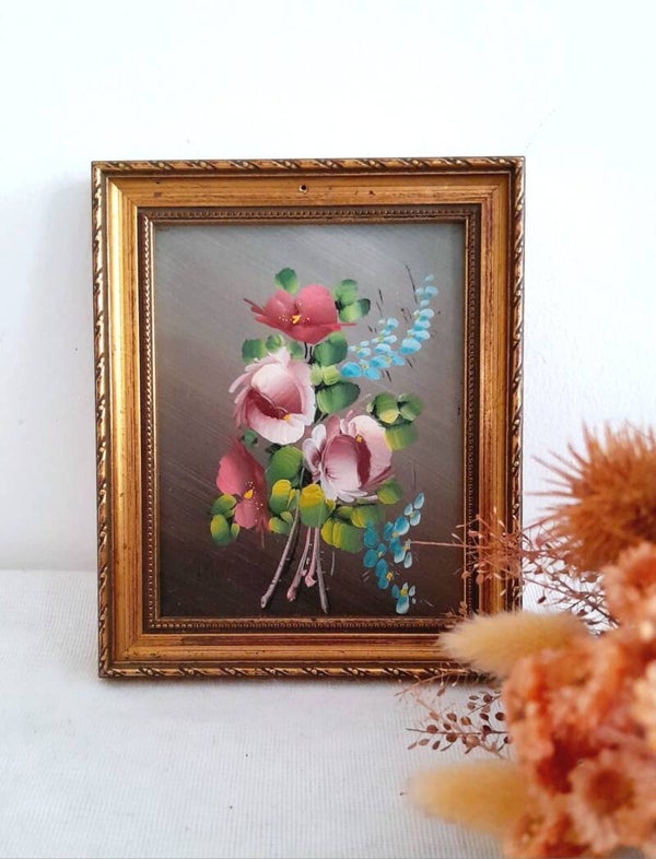 Cadre doré ancien avec peinture à la main d’un bouquet floral sur fond marron dégradé