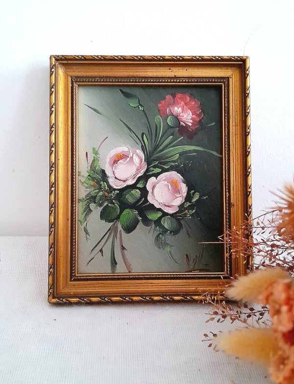 Cadre doré ancien avec peinture à la main d’un bouquet de roses