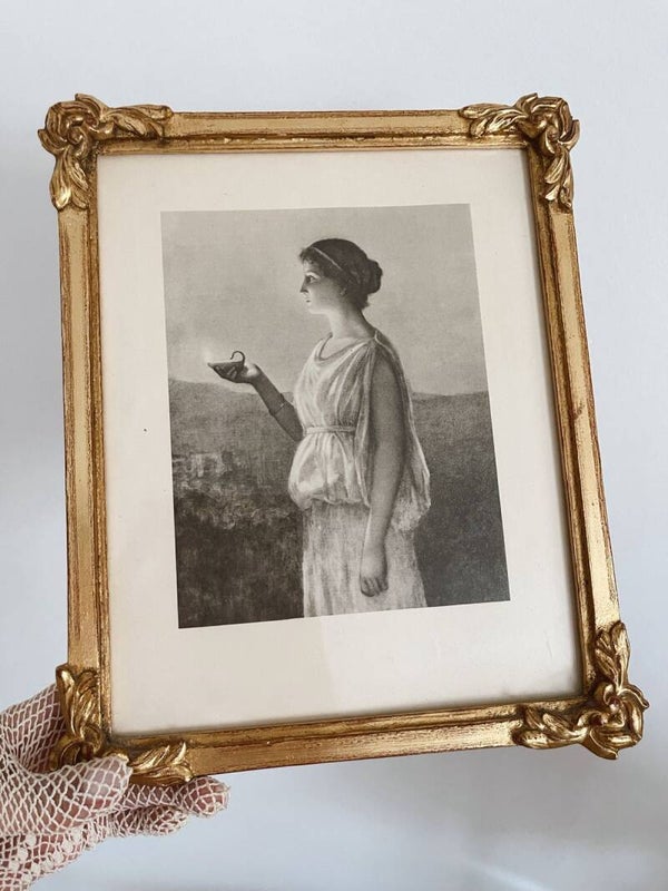 Cadre en bois doré à reliefs floraux avec lithographie noire et blanche