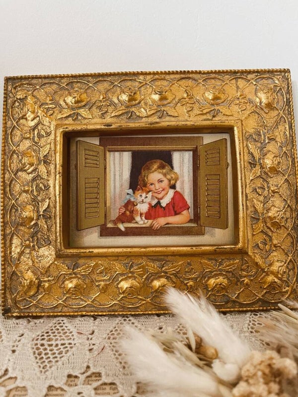 Cadre en bois doré ancien à décor floral, carte postale d’une jeune fille à la fenêtre
