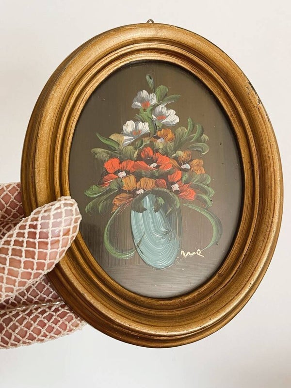 Petit cadre ovale doré – Nature morte sur fond noir