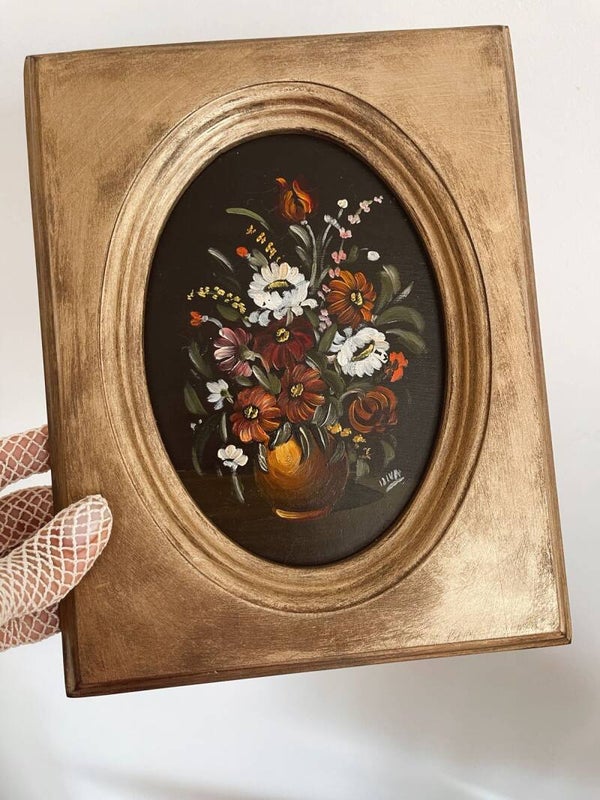 Cadre rectangulaire doré – Nature morte dans un médaillon ovale