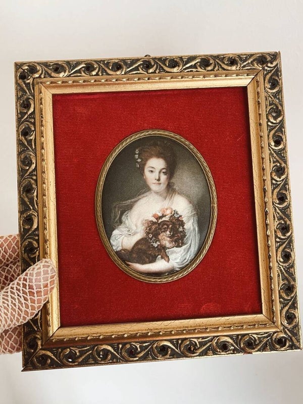 Cadre rectangulaire avec velours rouge – Portrait d’une jeune femme au chien