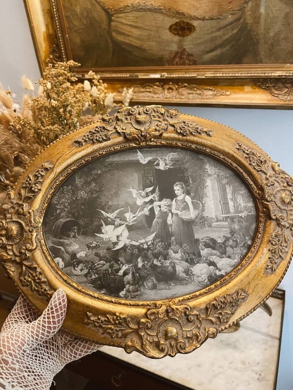 Cadre ovale doré à décor baroque, scène champêtre en lithographie