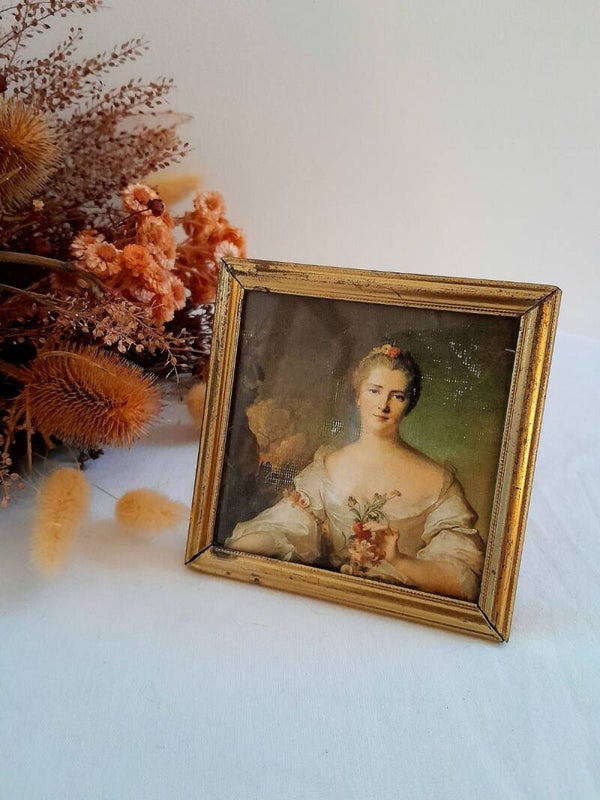 Cadre doré vintage et portrait de jeune bourgeoise